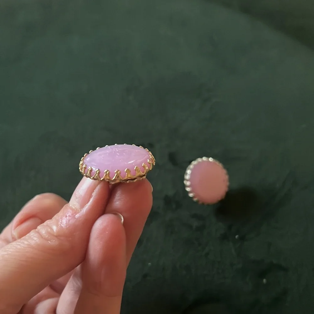 Vintage clip on earring - Picture 2 of 3